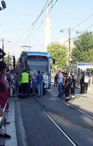 Sultanahmet'te tramvay raydan çıktı