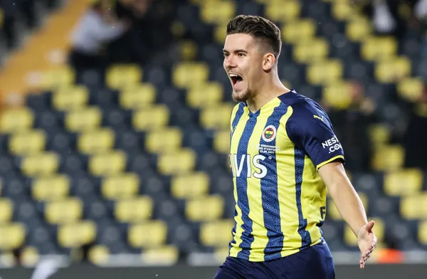 fenerbahceli-ferdi-kadioglunun-babasindan-stefan-kuntza-tc-kimlik-kartli-cevap-gerisini-size-birakiyorum-1633342521240.jpg Fenerbahçeli Ferdi Kadıoğlu'nun babasından Stefan Kuntz'a TC kimlik kartlı cevap: Gerisini size bırakıyorum-2