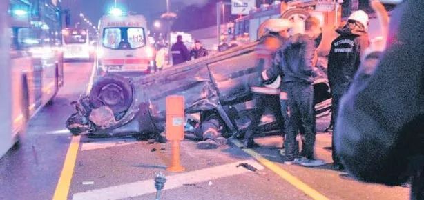 Metrobüs yolunda korkunç kaza