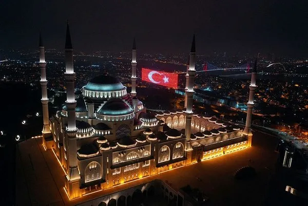 yuce-allahin-daveti-uzerine-miraca-cikan-hz-muhammed-sav-icin-ayasofya-camiinde-muhtesem-gece-1615406111902.jpg