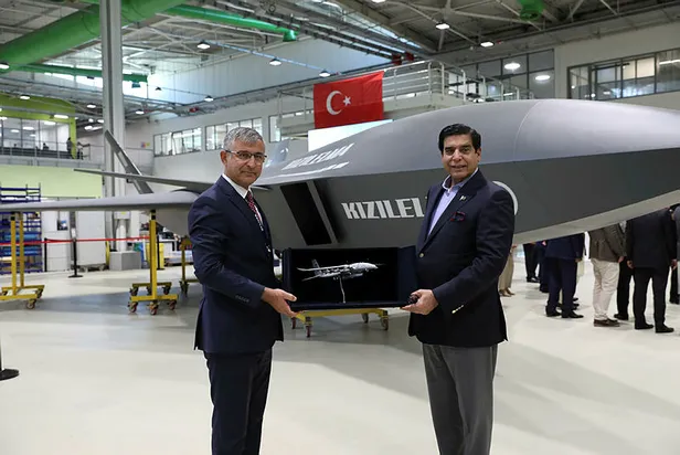 turkiye-azerbaycan-ve-pakistan-meclis-baskanlarindan-baykari-ziyaret-etti-sihalari-incelediler-1658430068067.jpg Türkiye, Azerbaycan ve Pakistan meclis başkanları Baykar'ı ziyaret etti: S/İHA'ları incelediler-3