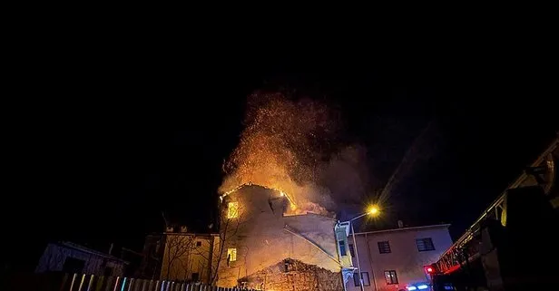 Bursa’da tarihi binada yangın! Mahsur kalan kadın kurtarıldı