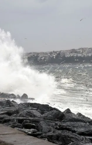 Marmara Denizi'nde ulaşıma lodos engeli!