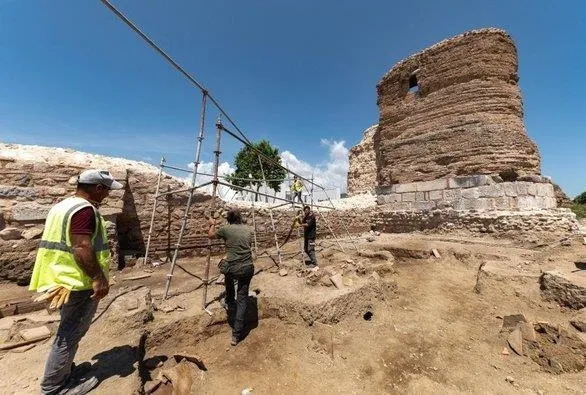 İznik surlarında ’mezarlık’ gizemi