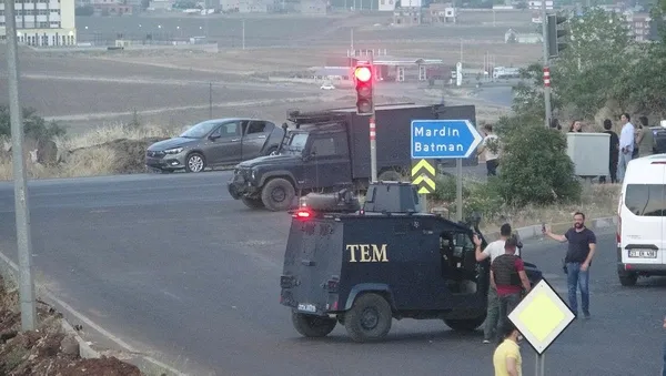 Son dakika: Diyarbakır'da korku dolu anlar! Dur ihtarına uymadı araçtan çanta attı-4