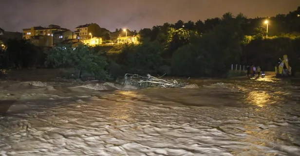 Uşak’ta çay taştı, kenti sel vurdu