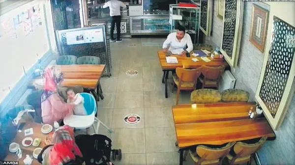 Lokanta sahibi, boğulmakta olan 2 yaşındaki çocuğu, aldığı ilkyardım kursu sayesinde kurtardı-1
