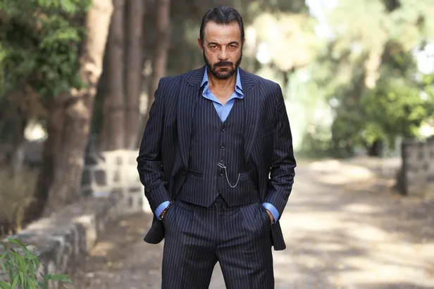 hasret-ruzgarlarinin-estigi-bir-zamanlar-cukurovada-bayrak-degisimi-hunkarin-yerine-hasmet-geliyor-1639544360833.jpg Hünkar'ın yerine Haşmet geliyor! Hasret rüzgarlarının estiği Bir Zamanlar Çukurova'da bayrak değişimi!-3