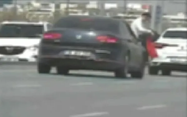 yolun-ortasinda-durdu-turk-bayragini-aldi-1651233680520.jpeg Yolun ortasında durdu, Türk bayrağını aldı!-2