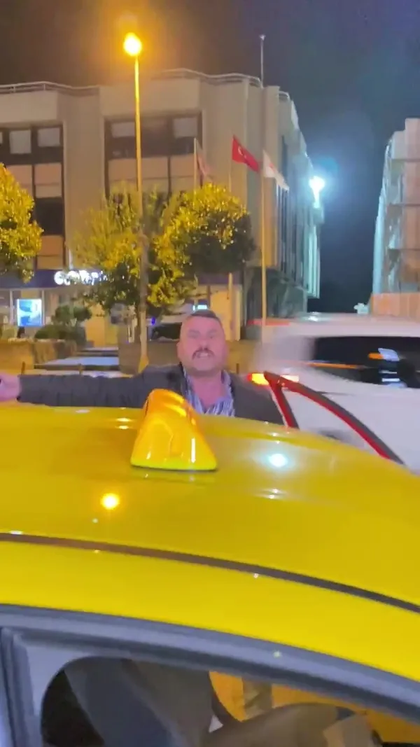 istanbulda-taksici-araca-almadigi-icin-kendisini-ceken-fondas-gazeteciye-kufretti-anani-1636798826787.jpg İstanbul'da bir taksici, araca almadığı için kendisini çeken fondaş gazeteciye küfretti: Ananı...-4