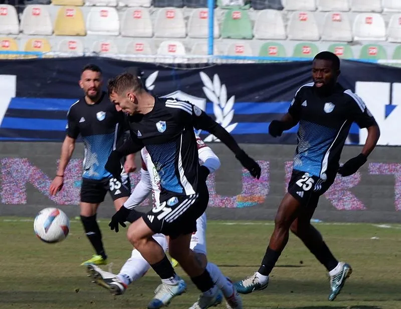 Kritik maçta gülen Erzurum