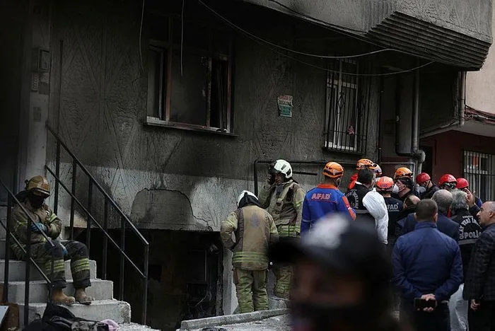 Küçükçekmece'de bir binada doğal gaz patlaması! Ölü ve yaralılar var: Korku dolu anlar güvenlik kamerasında-3
