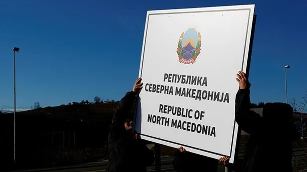 Makedonya-Yunanistan sınırına "Kuzey Makedonya" tabelası konuldu-1