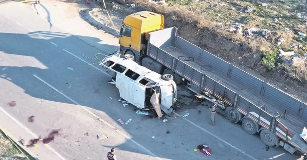 Katliam gibi kaza! İşçi servisi TIR’la çarpıştı: Çok sayıda ölü ve yaralı var