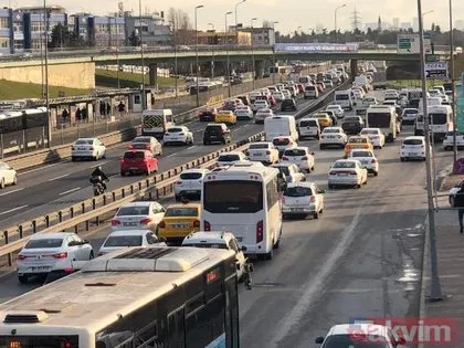 İstanbul’da vatandaşlar toplu ulaşımda seferlerin azlığına isyan etti! Tıka basa dolu metrobüs yolculuğu