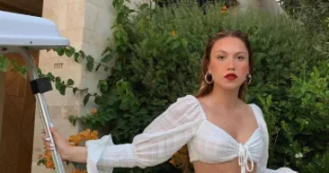 Duygu Özaslandan ikinci şok! Bikinili fotoğraflarının ardından, bornozuyla ortaya çıktı