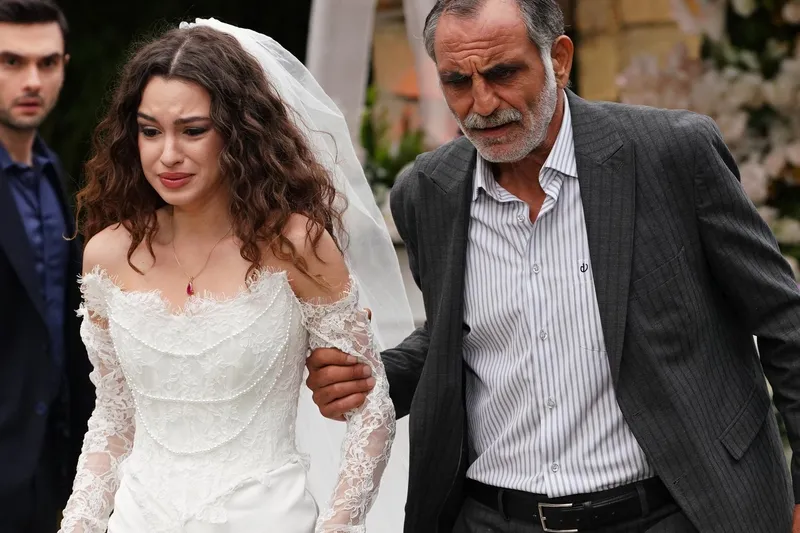 bir-gece-masali-11-bolum-2-fragmani-yayinlandi-boris-denen-adam-rasit-karanin-ta-kendisi-1731137183243.jpg Bir Gece Masalı 11. bölüm 2. fragmanı yayınlandı: “Boris denen adam Raşit Kara’nın ta kendisi”-2