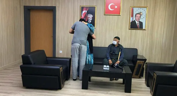 yasasin-turk-ordusu-diyerek-sevinc-cigliklari-atti-bir-aile-daha-evladina-kavustu-1597758913613.jpg