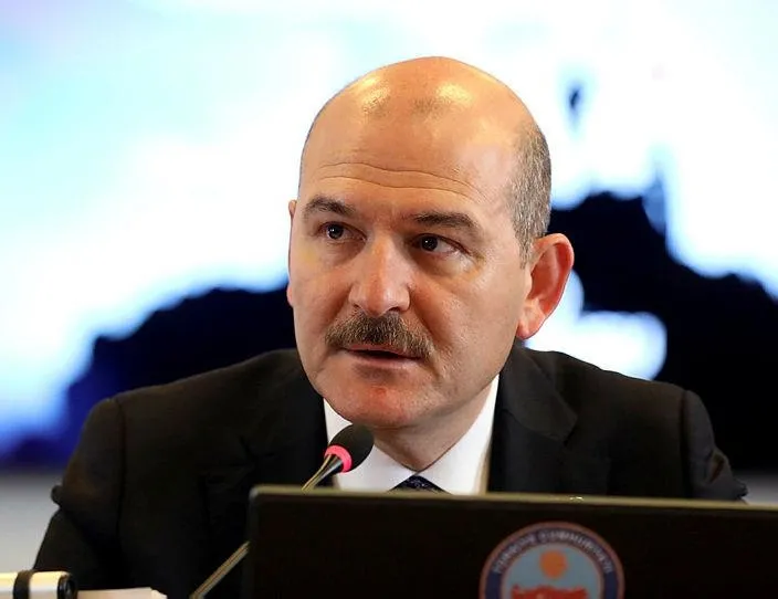 On met à la porte les importuns