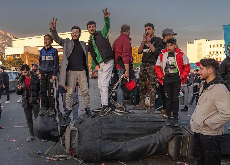 Suriye'de 61 yıllık Baas rejiminin çökmesi ve Esed ailesi döneminin sona ermesiyle ülkenin çeşitli kentlerinde Beşşar Esed'in babası Hafız Esed'in heykelleri yıkılıyor. Halk başkent Şam'da bulunan Hafız Esed'in heykelini Emevi Meydanı'na getirdi. (AA)