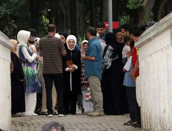 Emine Erdoğan aile kabristanını ziyaret etti-1