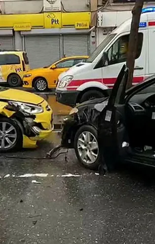 İstanbul'da kayganlaşan yolda feci kaza! Takla atıp yan yatan aracı vatandaşlar düzeltti