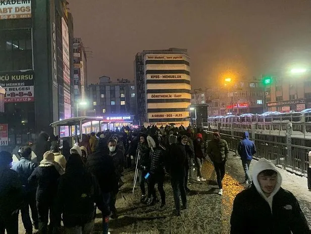 istanbullu-karla-bogusurken-ibb-baskani-ekrem-imamoglu-balikcida-yakalandi-1643053124365.jpeg