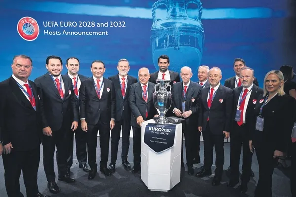 sonunda-100umuz-guldu-uefa-cumhuriyetimizin-100-yilinda-2032-avrupa-sampiyonasi-ev-sahipligini-turkiye-ve-ital-1696979707869.jpeg