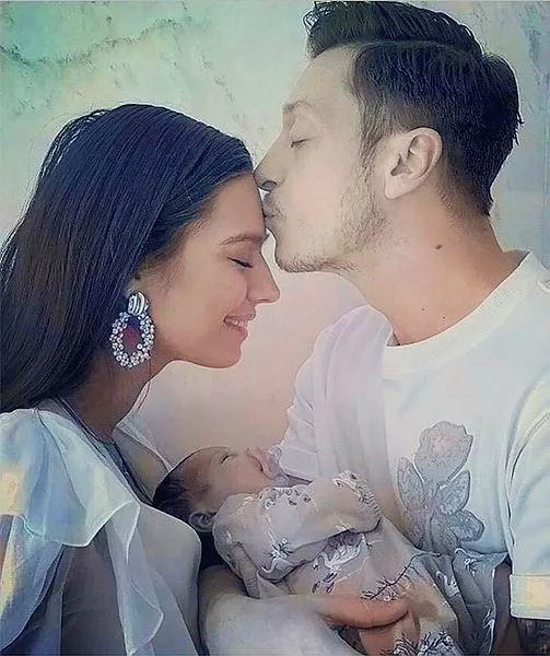 yine-mesut-etti-1651691745147.jpeg Mesut Özil eşi Amine Gülşe'nin doğum gününde kesenin ağzını açtı! 75 bin dolarlık...-3
