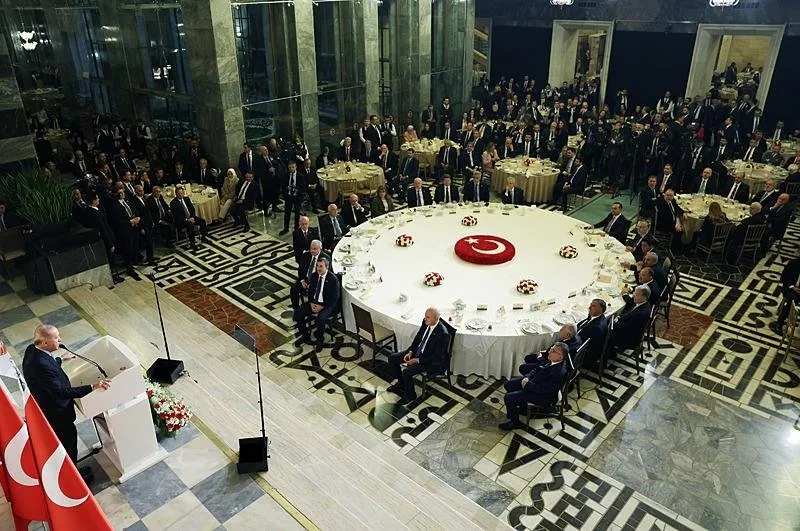 Başkan Recep Tayyip Erdoğan, TBMM Başkanı Numan Kurtulmuş'un ev sahipliğinde düzenlenen iftar programında milletvekilleriyle bir araya geldi. (AA)