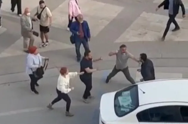 Yol vermeyen sürücüyü tek yumrukla yıktı