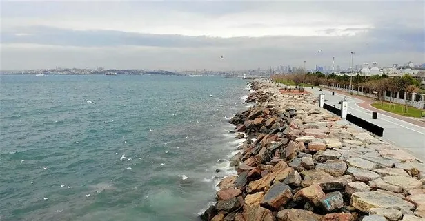 İSKİ'nin arıtma tesisinden bırakılan su Kadıköy’de denizin rengini değiştirdi