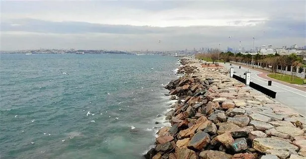 İSKİ’nin arıtma tesisinden bırakılan su Kadıköy’de denizin rengini değiştirdi