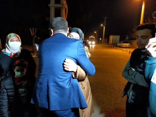 kizini-taciz-ve-tehdit-eden-adami-olduren-baba-kadir-isik-tahliye-edildi-allah-dogrunun-yar-ve-yardimcisi-olsun-1614371974152.jpg Kızını taciz ve tehdit eden adamı öldüren baba Kadir Işık tahliye edildi: Allah doğrunun yar ve yardımcısı olsun-8