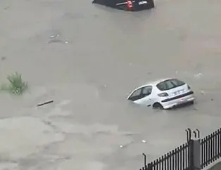 Caddeleri ve evleri su bastı