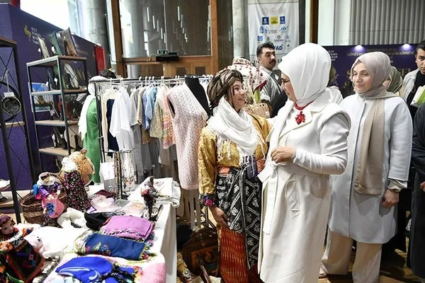 emine-erdogandan-depremzedeler-icin-acilan-hayir-carsisina-destek-ziyareti-1690042176723.jpeg Emine Erdoğan'dan depremzedeler için açılan 'Hayır Çarşısı'na destek ziyareti: "Tüm kurumlar gece gündüz çalışmaya devam edecek"-4