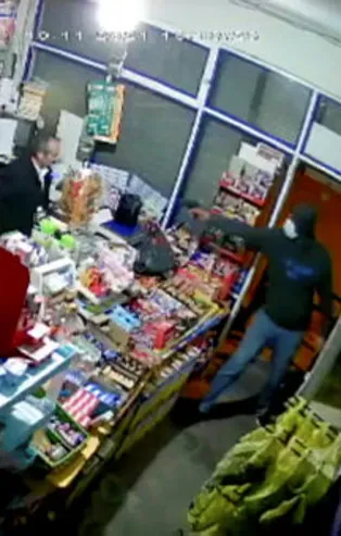 Adana’da market sahibine iş yerinde silahlı saldırı! Oğlu da karşılık verdi...