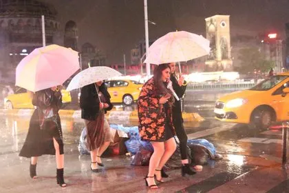 Sağanak yağış İstanbullulara zor anlar yaşattı