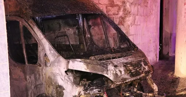 Son dakika: İzmir'de kundaklandığı iddia edilen servis minibüsü kullanılamaz hale geldi