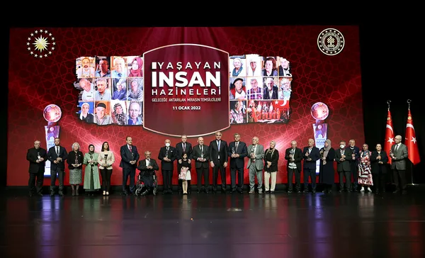 baskan-erdogandan-odul-alan-91-yasindaki-karatabak-ustasi-heyecandan-uyuyamamis-erdogana-bunlari-soyledi-ben-yukumu-al-yukum-cok-agir-1642077470025.jpg Başkan Erdoğan'dan ödül alan 91 yaşındaki 'karatabak' ustası heyecandan uyuyamamış! Erdoğan'a bunları söyledi: Ben yükümü al yüküm çok ağır-6