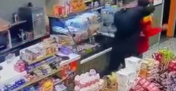 O anlar kamerada: Alkollü müşteri akaryakıt istasyonu çalışanını böyle darbetti