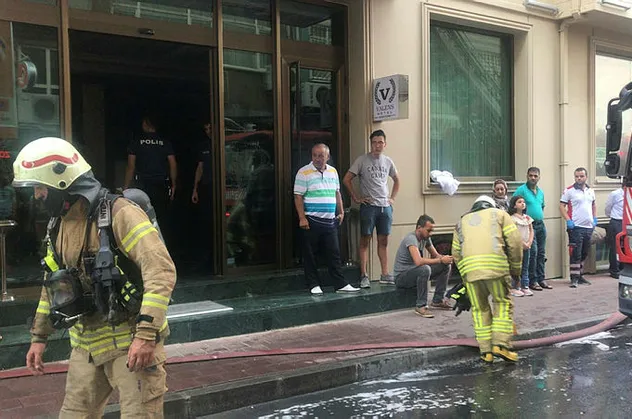 Son dakika: İstanbul'da otel yangını! Turistler kendilerini dışarı attı