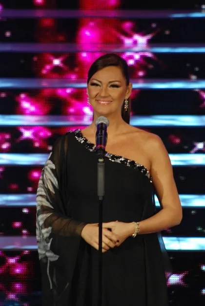 Pınar Altuğ İlk Kez Şarkı Söyledi