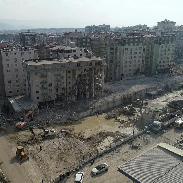 Enkaz kalktı ama yeni evli çiftten iz yok