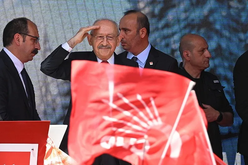 ayni-imzalar-yine-sahnede-ozgur-ozele-edebiyatci-kalkani-1780172917072.jpeg Aynı imzalar yine sahnede: Özgür Özel'e edebiyatçı kalkanı! TSK’yı hedef alan bildiri hattı bu kez CHP kavgasında sahne aldı-9