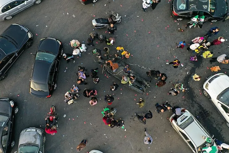 Suriye'de 61 yıllık Baas rejiminin çökmesi ve Esed ailesi döneminin sona ermesiyle ülkenin çeşitli kentlerinde Beşşar Esed'in babası Hafız Esed'in heykelleri yıkılıyor. Halk başkent Şam'da bulunan Hafız Esed'in heykelini Emevi Meydanı'na getirdi. (AA)