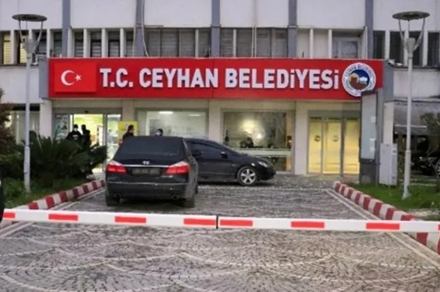 CHP'li Ceyhan Belediyesi'nden görülmemiş olay! 22 koltuk bir adam! Hülya Erdem'den tepki çeken hareket