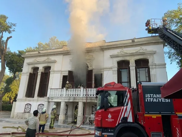 yildiz-parki-icerisinde-bulunan-tarihi-cadir-koskunde-yangin-1690518646604.jpeg Yıldız Parkı içerisinde bulunan tarihi Çadır Köşkü'nde yangın-2