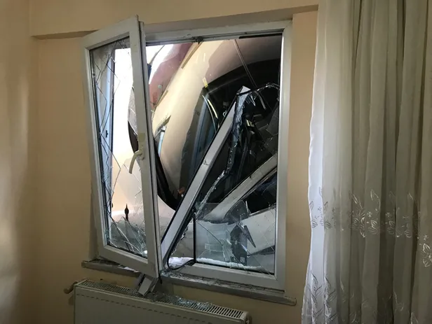 İstanbul'da cadde buz pistine döndü! Araçlar bu hale geldi-4