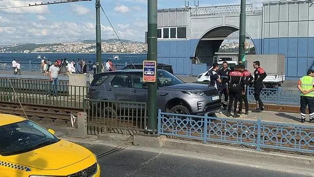 galatada-cip-tramvay-yolunda-sikisti-seferler-aksadi-1690899731683.jpeg Galata Köprüsü'nde cip tramvay yolunda sıkıştı! Seferler normale döndü-2